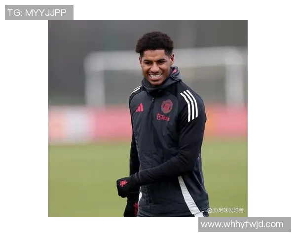 曼联冬日白色球衣登场训练御寒两不误,温暖与激情共燃老特拉福德 曼联冬日白色球衣登场训练御寒两不误,温暖与激情共燃老特拉福德